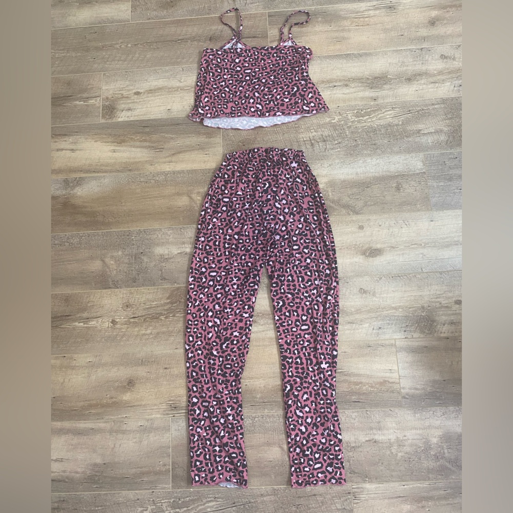 Cheetah print pajamas 🐆No tag, Sz small but a Medium could fit as well🩷🖤